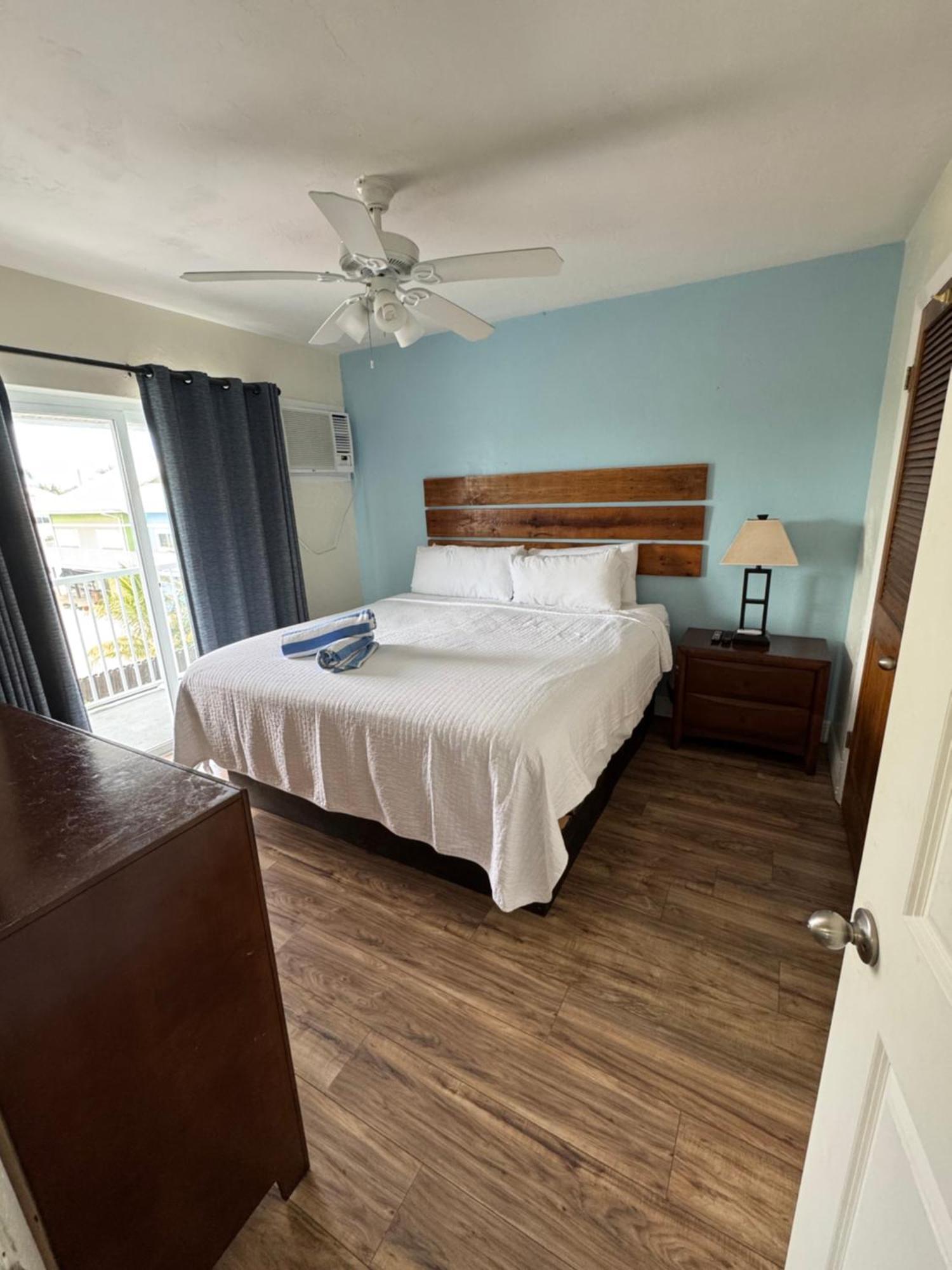 Knight'S Key Suites Marathon Bagian luar foto