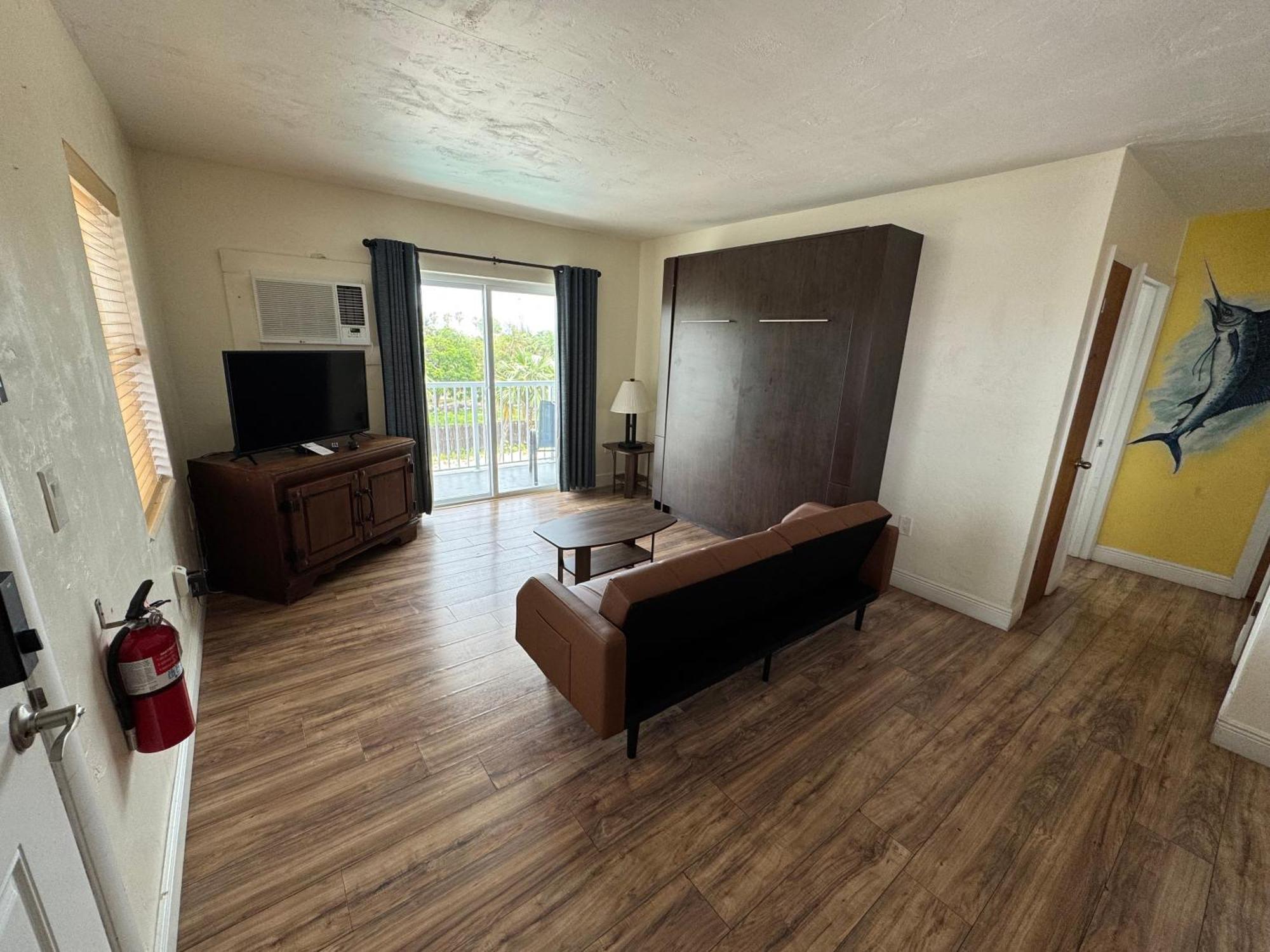 Knight'S Key Suites Marathon Bagian luar foto