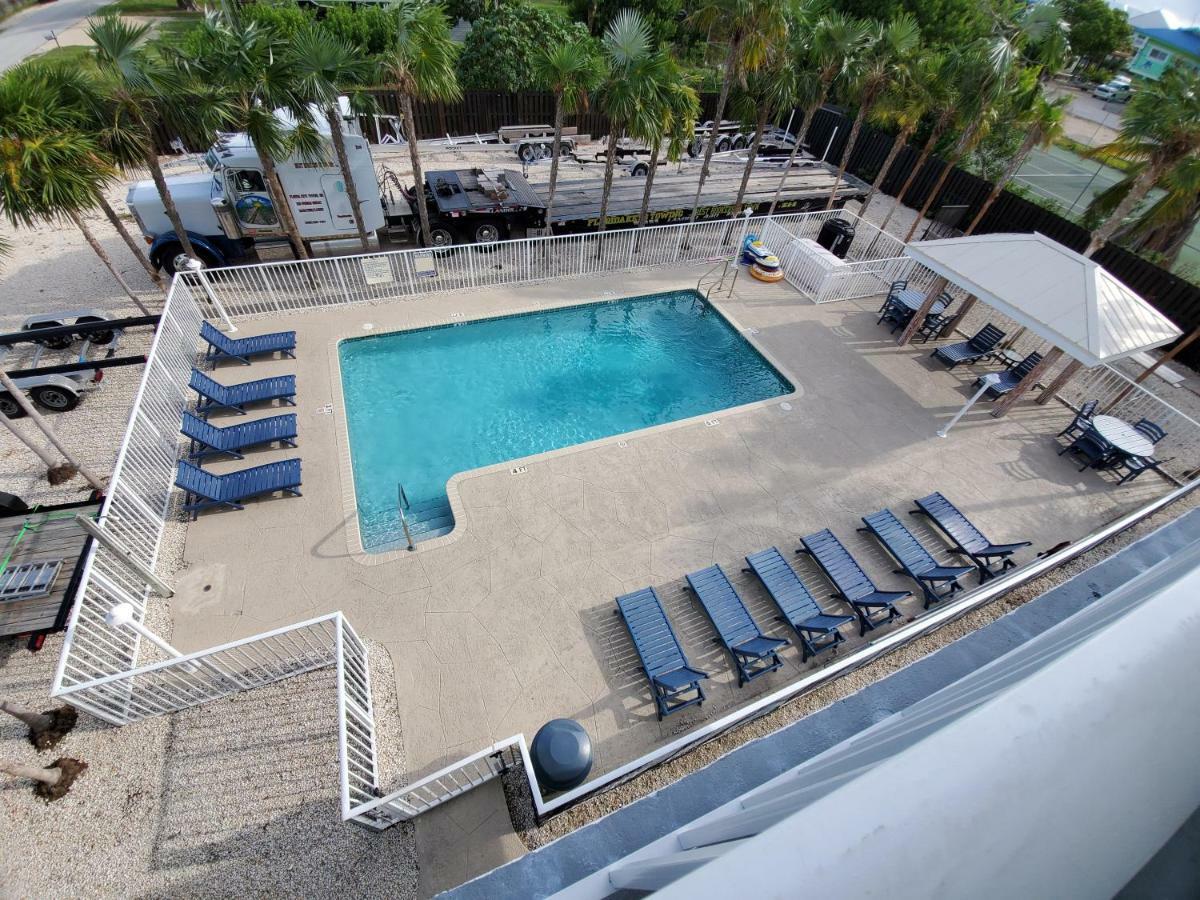 Knight'S Key Suites Marathon Bagian luar foto